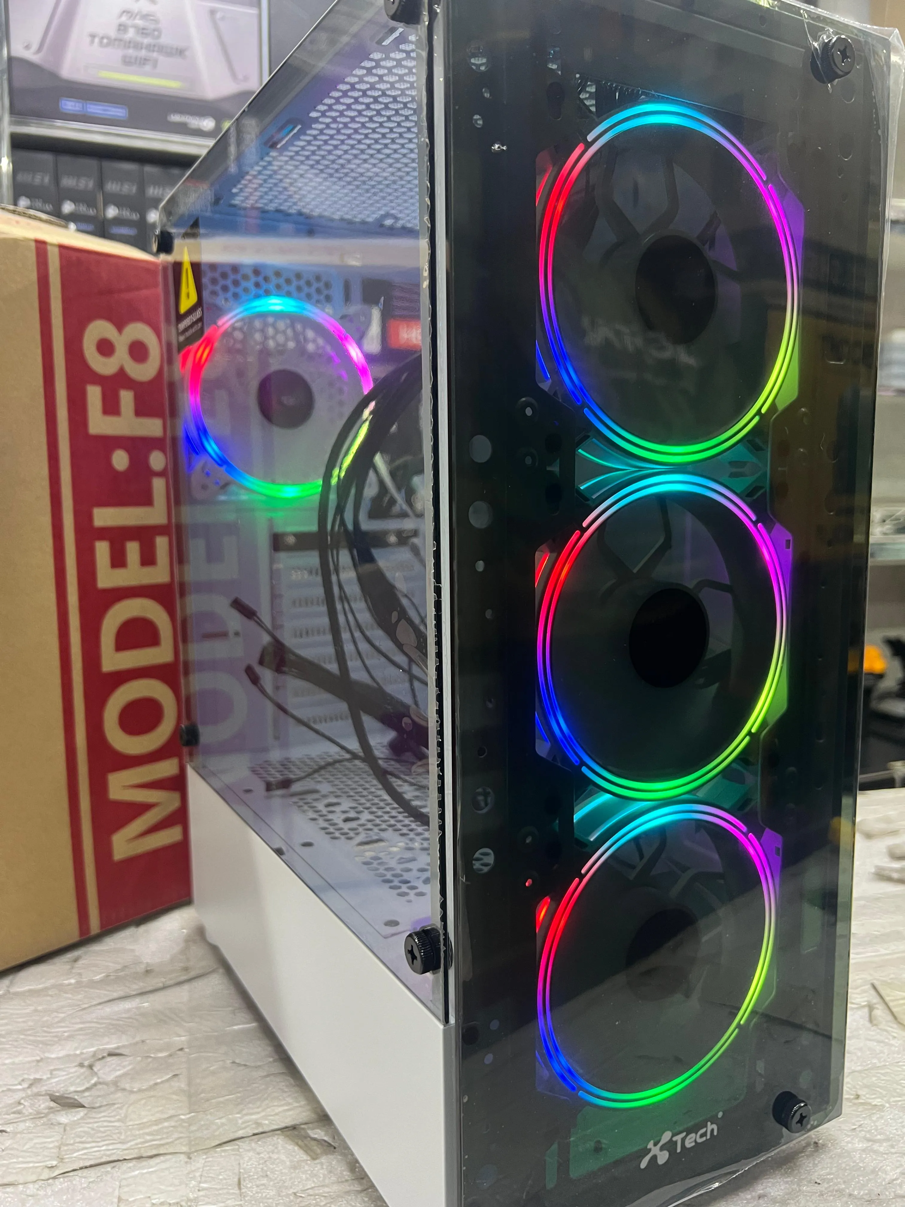 Xtech Casing F8 mid Tower white with 4 Rgb Fans